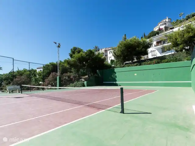 Villa Bellona en España, Costa Tropical, Salobreña - villa La cancha de tenis, que se puede iluminar por la noche.