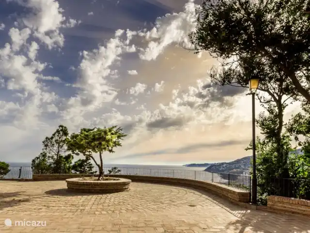 Villa Bellona en España, Costa Tropical, Salobreña - villa El castillo se alza sobre la roca con una vista panorámica de la costa andaluza.