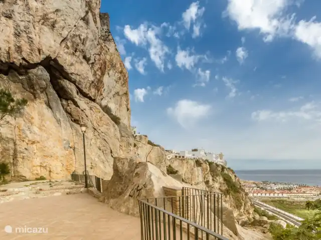 Villa Bellona en España, Costa Tropical, Salobreña - villa Las imponentes formaciones rocosas se elevan por encima de la playa.