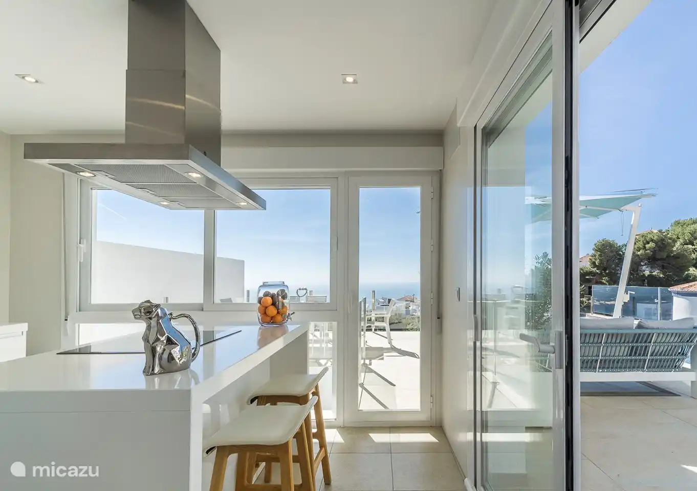 Die moderne Küche mit Türen zur Terrasse