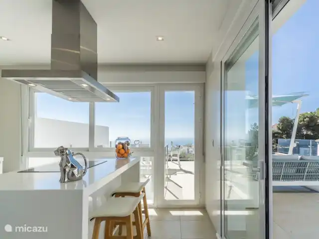 Villa Bellona en España, Costa Tropical, Salobreña - villa La cocina moderna con puertas a la terraza.