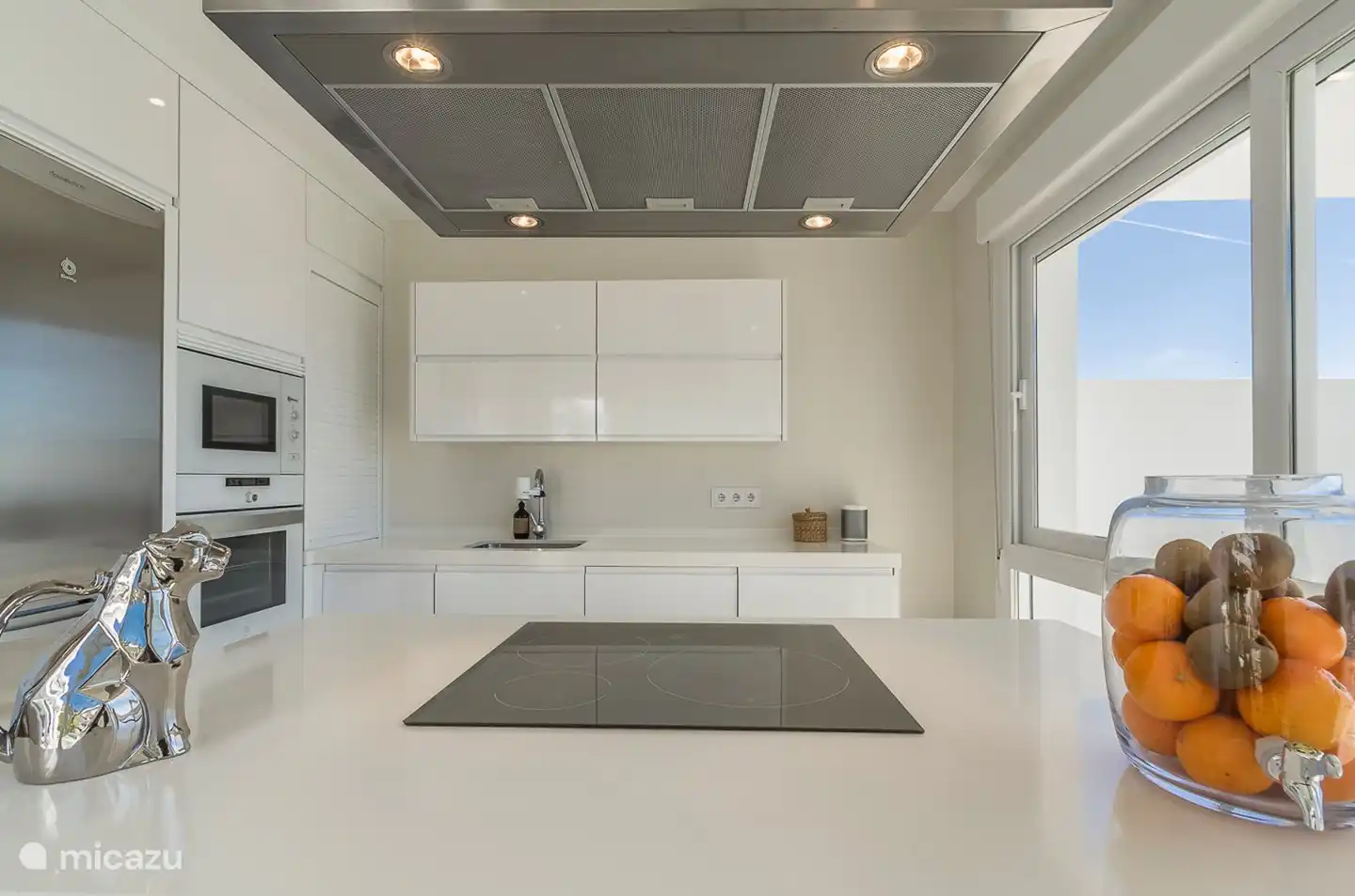 Die Küche hat eine Kochinsel