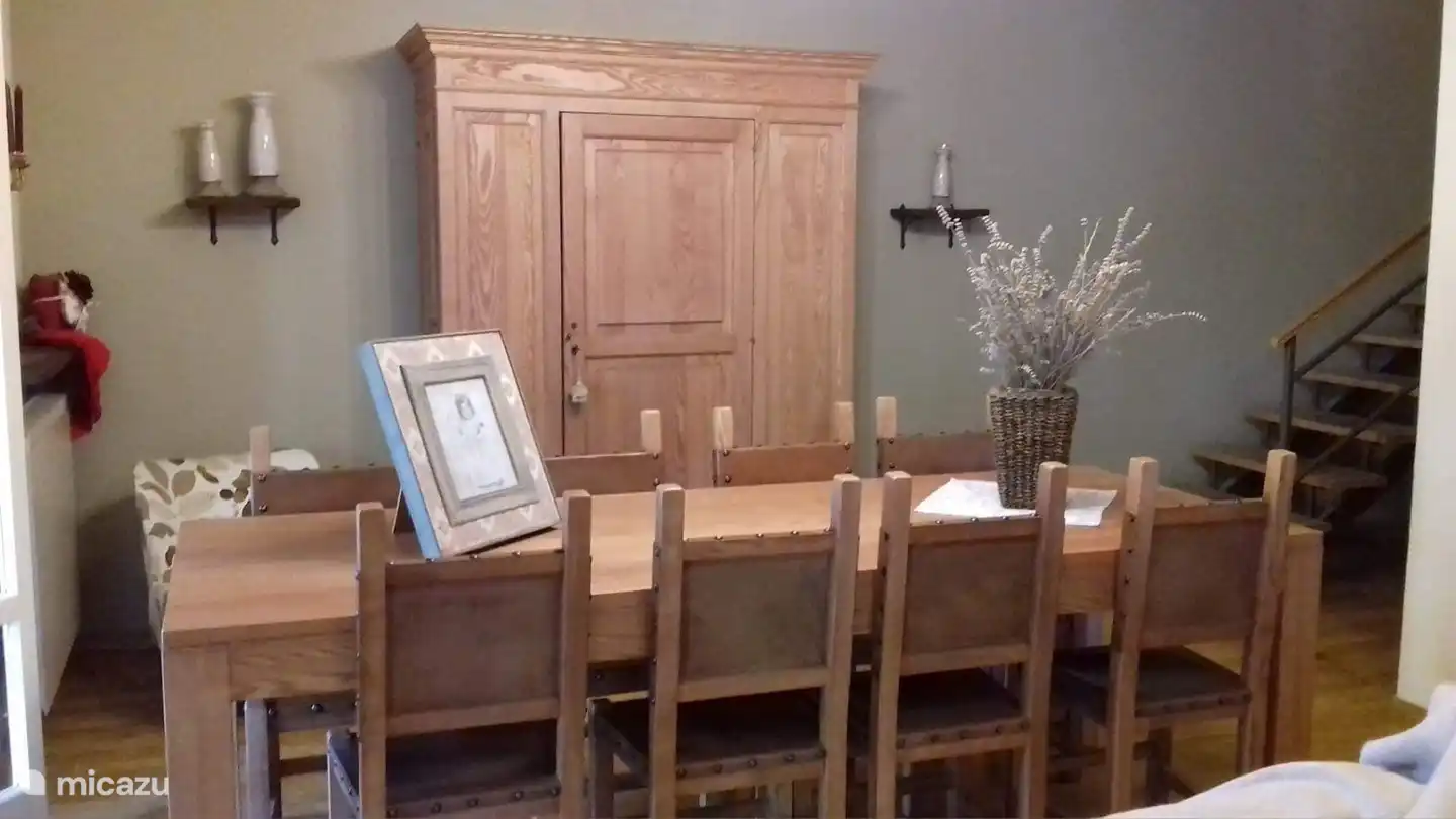 Esszimmer mit 8 Sitzplätzen.