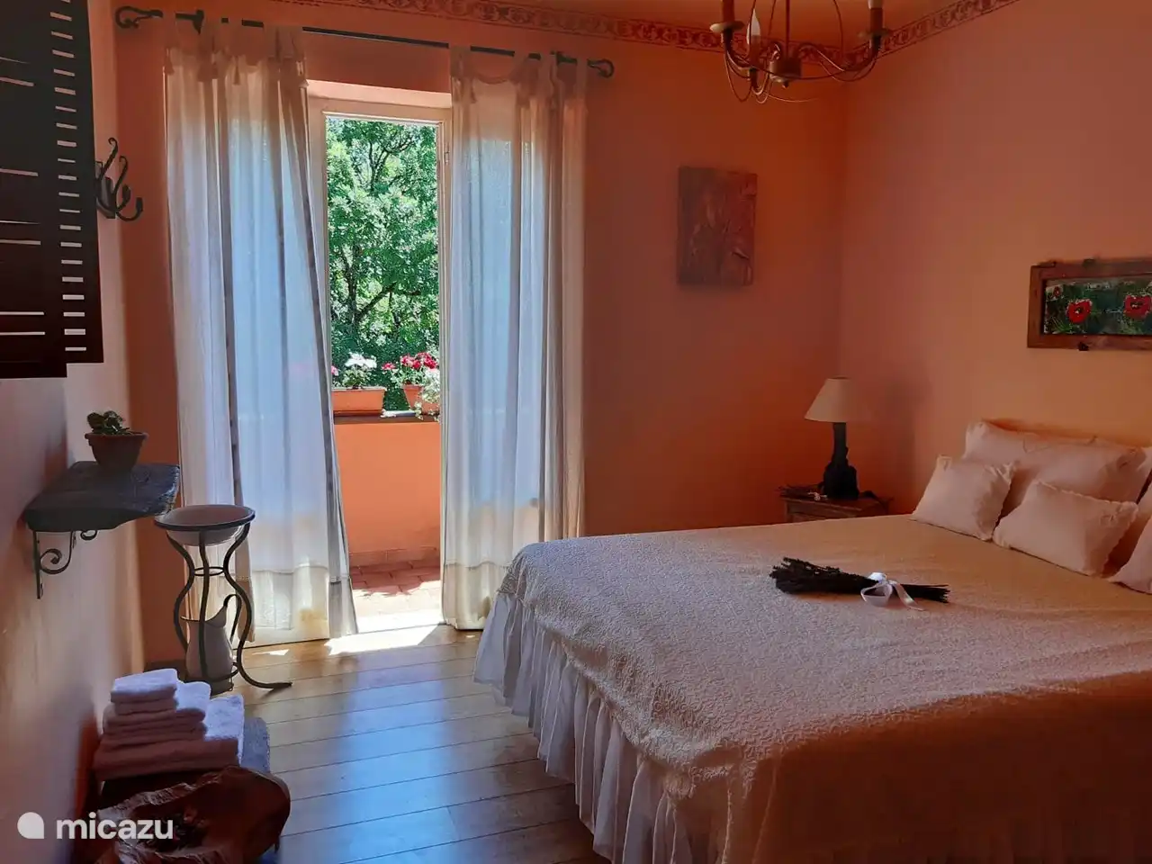 Schlafzimmer 1 mit Terrasse.