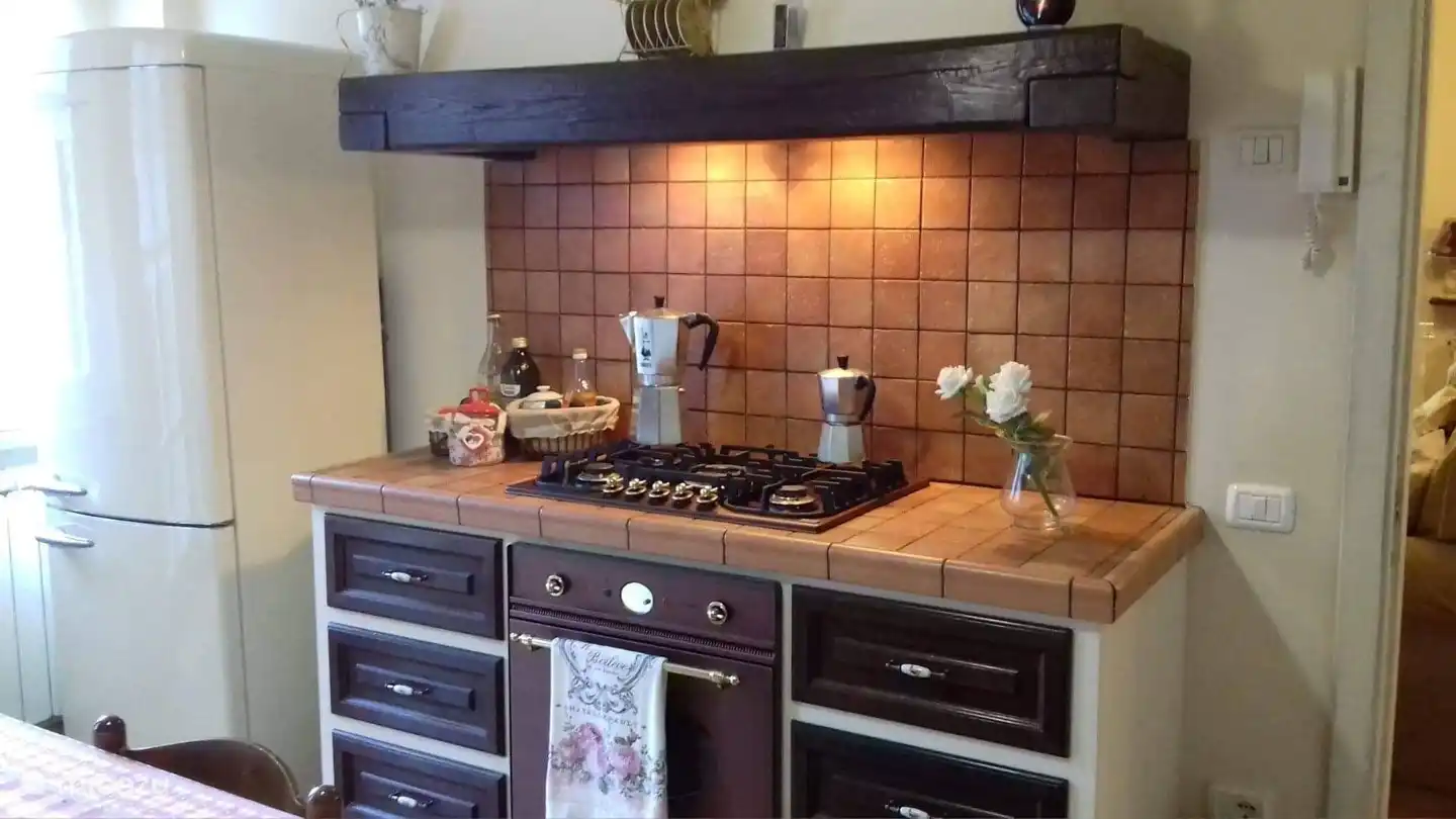 Komfortable Küche mit Kamin. Direkter Zugang nach außen.