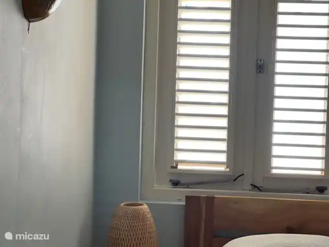 Otrobientu | Curaçao, Banda Ariba (est), Jan Thiel - villa Des volets qui vous permettent de laisser le vent souffler à travers la maison. Il y a bien sûr des climatiseurs dans les chambres