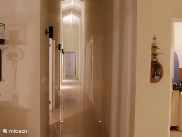 Otrobientu | Curaçao, Banda Ariba (est), Jan Thiel - villa Le long couloir où le porche est à gauche et les chambres sont à droite