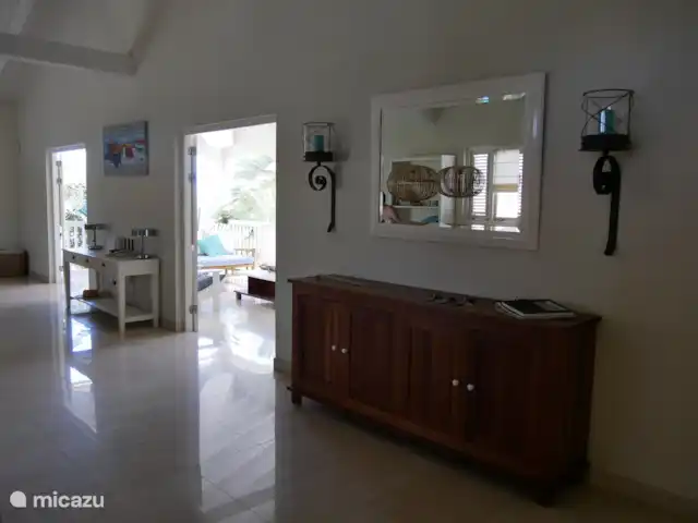 Otrobientu | Curaçao, Banda Ariba (est), Jan Thiel - villa Salon avec portes-fenêtres donnant sur le porche