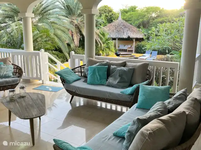 Otrobientu | Curaçao, Banda Ariba (est), Jan Thiel - villa Coin salon avec vue sur la piscine