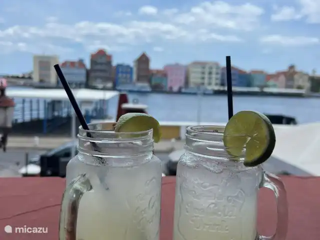 Otrobientu | Curaçao, Banda Ariba (est), Jan Thiel - villa Déguster un Awa di lamunchi au Governor à Willemstad