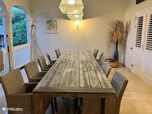 Otrobientu | Curaçao, Banda Ariba (est), Jan Thiel - villa Table à manger spacieuse à l’ombre sur le porche
