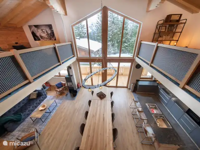 Chalet Zillertal Arena XL en Austria, Salzburgo, Krimml - chalet Premium Chalet Zillertal Arena XL es adecuado para 26 personas. Incluye una gran sala de estar, una cocina semiprofesional, dos salas de estar separadas, cuatro habitaciones para 4 personas, cinco habitaciones para 2 personas, 10 baños, sauna finlandesa y de infrarrojos. Más 7 estacionamientos. En resumen, todo está presente en el interior.