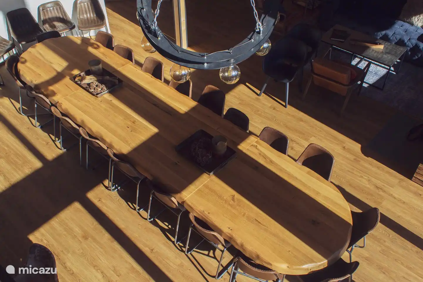 Ein riesiger Esstisch für 26 Personen