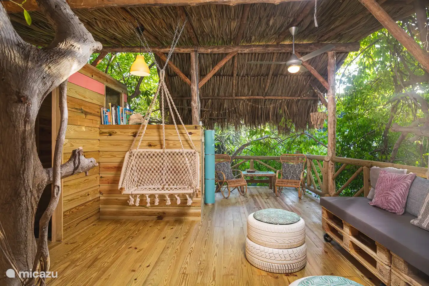 Veranda mit Balkon und Bibliothek