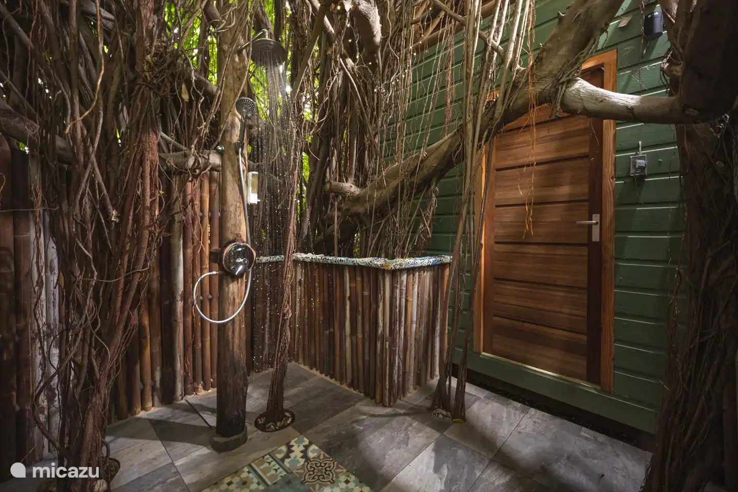 Romantische Außendusche