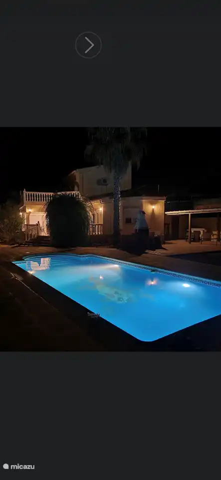 Puede tumbarse en las tumbonas de la gran piscina. La barbacoa se encuentra entre la terraza y la piscina, por lo que puede cenar bajo el sol de la tarde.