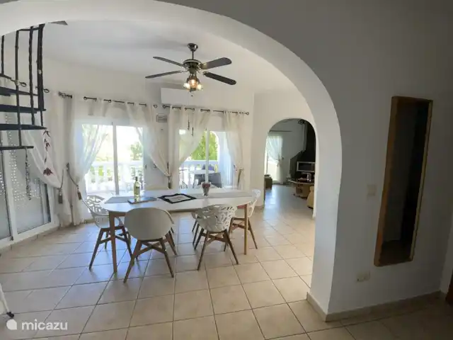 Casa Sol Montroy Valencia, España en España, Valencia, Montroy - casa vacacional Acogedor comedor con vista al exterior, las ventanas se pueden abrir y cerrar. Un acondicionador de aire mantiene la casa fresca en los días calurosos.