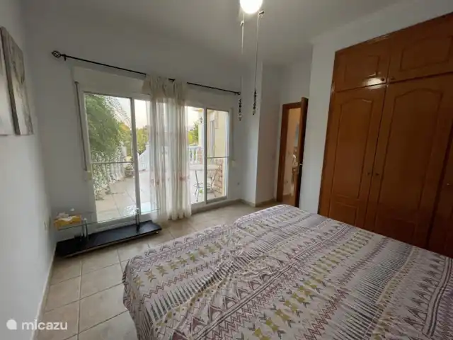 Casa Sol Montroy Valencia, España en España, Valencia, Montroy - casa vacacional El dormitorio principal tiene hermosas vistas al exterior. La espaciosa cama tiene dos colchones y edredones separados.