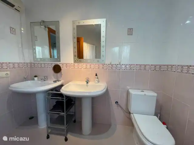 Casa Sol Montroy Valencia, España en España, Valencia, Montroy - casa vacacional El amplio cuarto de baño del dormitorio principal con doble lavabo, bañera, inodoro y ducha separada