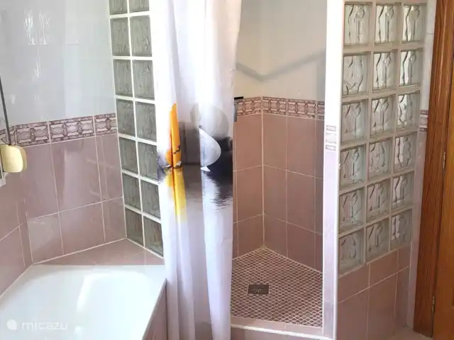 Casa Sol Montroy Valencia, España en España, Valencia, Montroy - casa vacacional Amplio cuarto de baño con dos lavabos, bañera y ducha y WC separados.