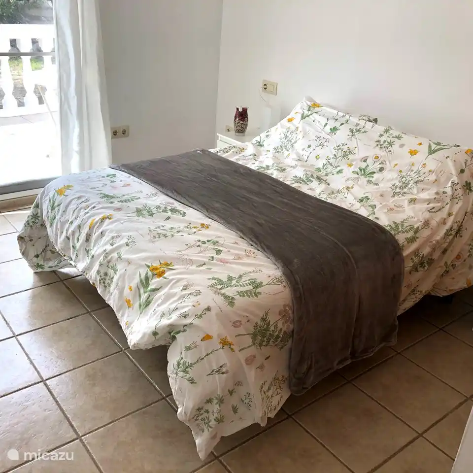 Segundo dormitorio en la planta baja con cama doble. Seguido de un baño privado totalmente equipado. 