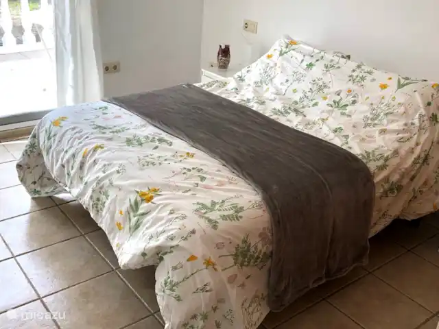 Casa Sol Montroy Valencia, España en España, Valencia, Montroy - casa vacacional Segundo dormitorio en la planta baja con cama doble. Seguido de un baño privado totalmente equipado.