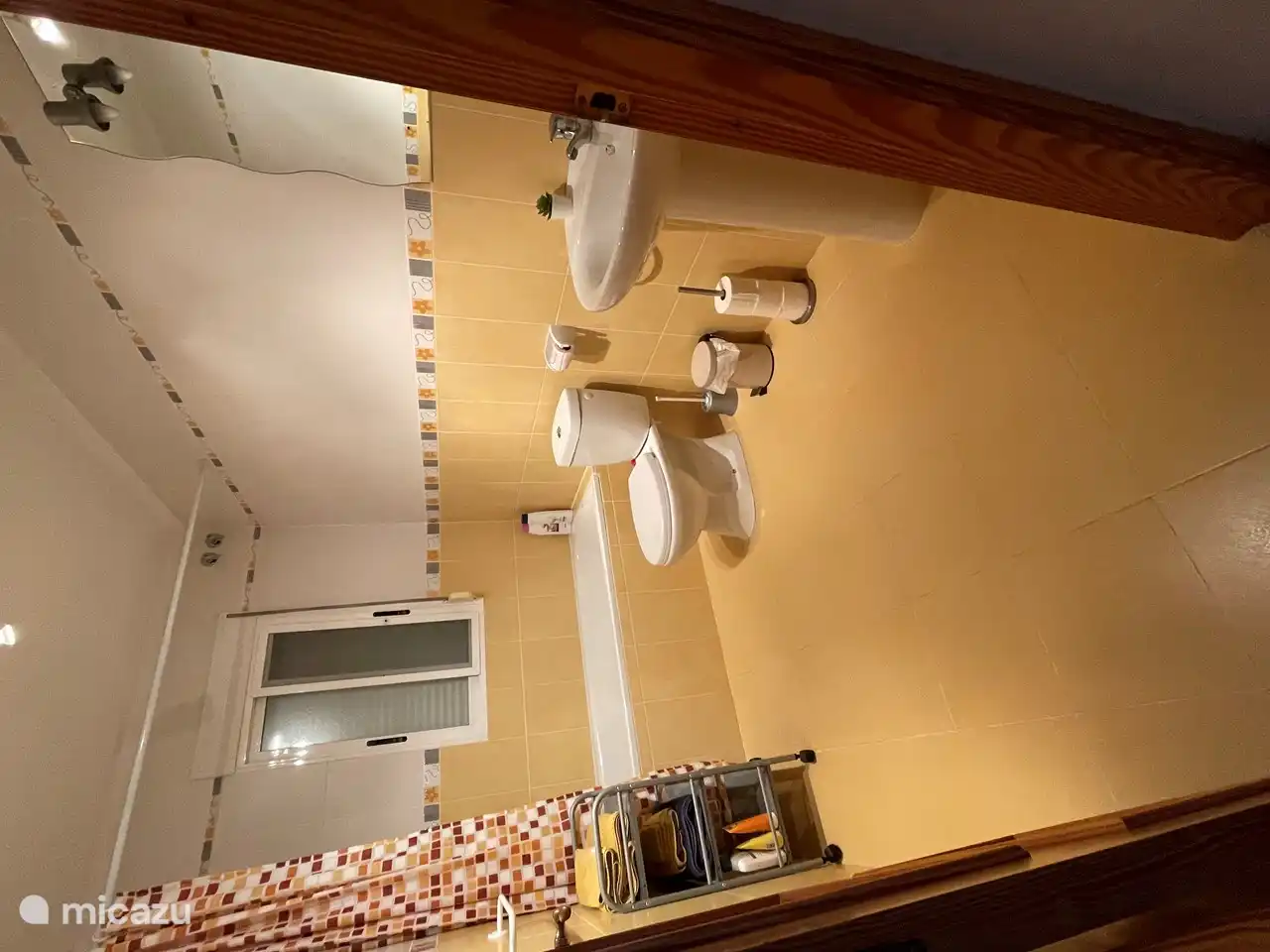 Cuarto de baño completo con bañera y ducha y WC. en el 2º dormitorio de la planta baja 