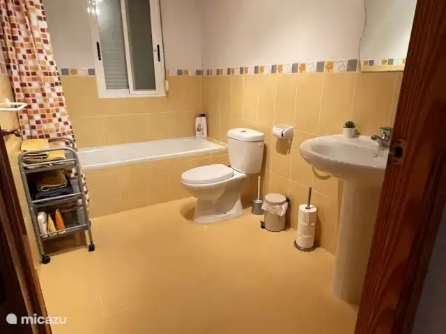 Casa Sol Montroy Valencia, España en España, Valencia, Montroy - casa vacacional Cuarto de baño completo con bañera y ducha y WC. en el 2º dormitorio de la planta baja
