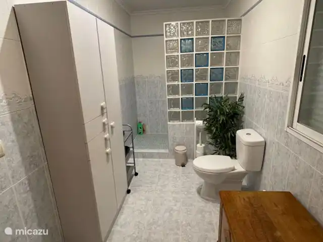 Casa Sol Montroy Valencia, España en España, Valencia, Montroy - casa vacacional Amplio cuarto de baño con inodoro y lavabo y espacio de armario adyacente al dormitorio principal de arriba.