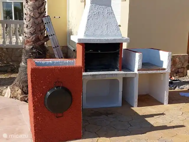 Casa Sol Montroy Valencia, España en España, Valencia, Montroy - casa vacacional Una hermosa barbacoa grande junto a la piscina junto a la terraza y las tumbonas donde podrá disfrutar de una deliciosa comida.