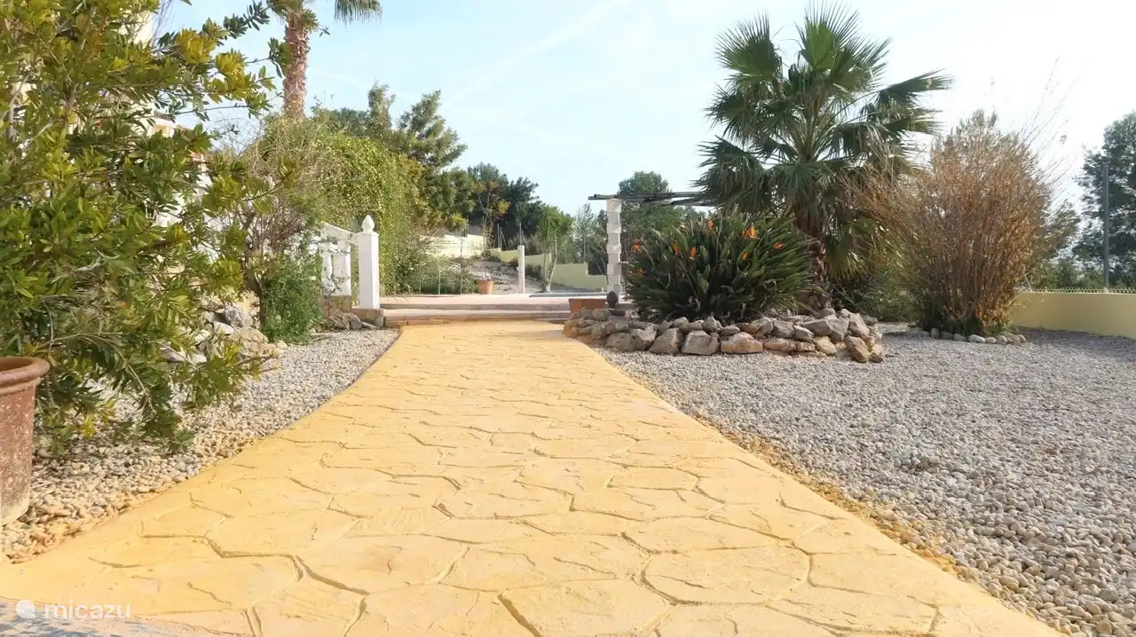 Un hermoso camino pavimentado a la piscina y las literas entre las hormigas es una pantalla de tiro para aún más privacidad. 