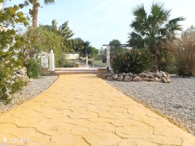 Casa Sol Montroy Valencia, España en España, Valencia, Montroy - casa vacacional Un hermoso camino pavimentado a la piscina y las literas entre las hormigas es una pantalla de tiro para aún más privacidad.