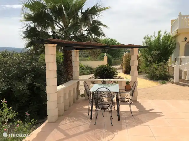 Casa Sol Montroy Valencia, España en España, Valencia, Montroy - casa vacacional En la piscina hay varios lugares acogedores para sentarse, tanto cubiertos como al sol