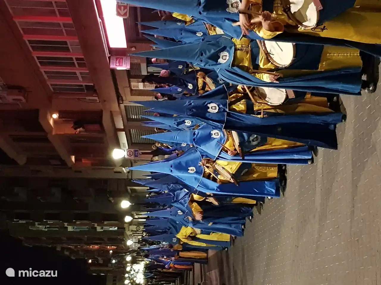 Procesión de Semana Santa Torrent 2019. Máscaras religiosas penitenciales en diferentes colores por grupo. La impresionante y larguísima procesión va acompañada de tambores.