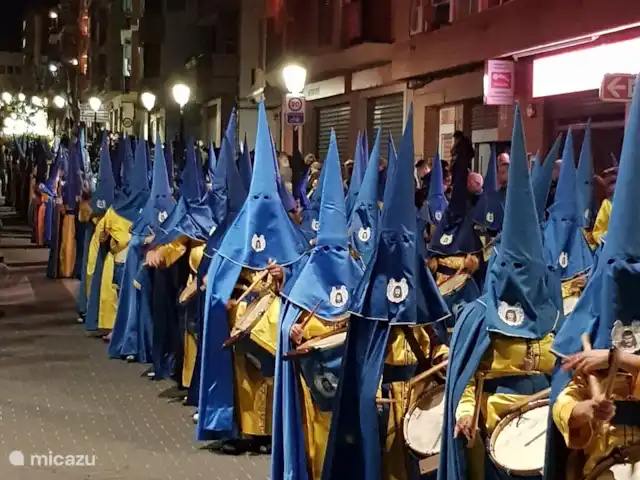 Casa Sol Montroy Valencia, España en España, Valencia, Montroy - casa vacacional Procesión de Semana Santa Torrent 2019. Máscaras religiosas penitenciales en diferentes colores por grupo. La impresionante y larguísima procesión va acompañada de tambores.