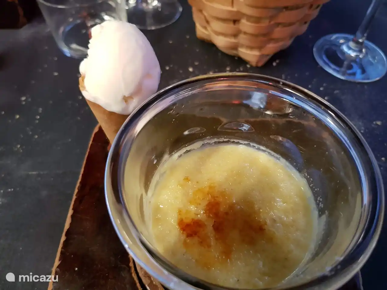 la famosa crema catalana se puede pedir como postres (postre) en casi todos los restaurantes.