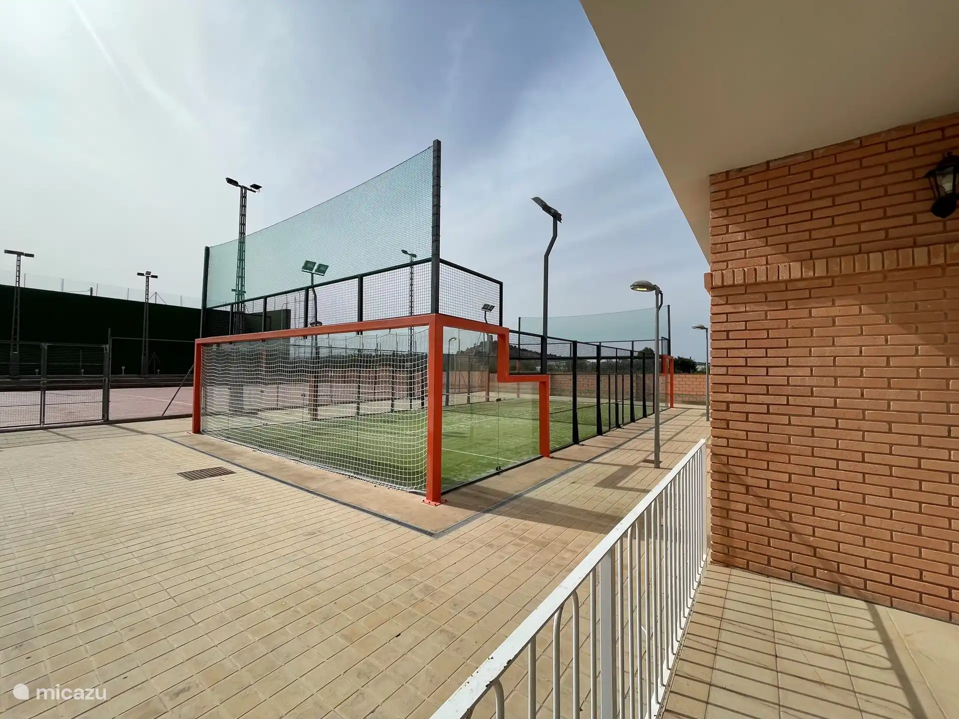 Tanto en Real de Montroy como en Montserrat hay posibilidades de alquilar una pista de pádel.