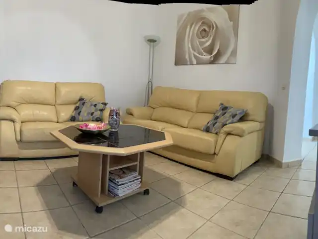 Casa Sol Montroy Valencia, España en España, Valencia, Montroy - casa vacacional El acogedor salón con estufa de leña y TV con Google Chromecast