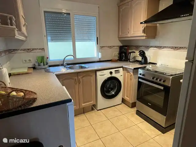 Casa Sol Montroy Valencia, España en España, Valencia, Montroy - casa vacacional Cocina totalmente equipada. Incluyendo una estufa de gas, horno, microondas, sartenes, cubiertos, vajilla, lavavajillas, lavadora, tetera, cafetera.