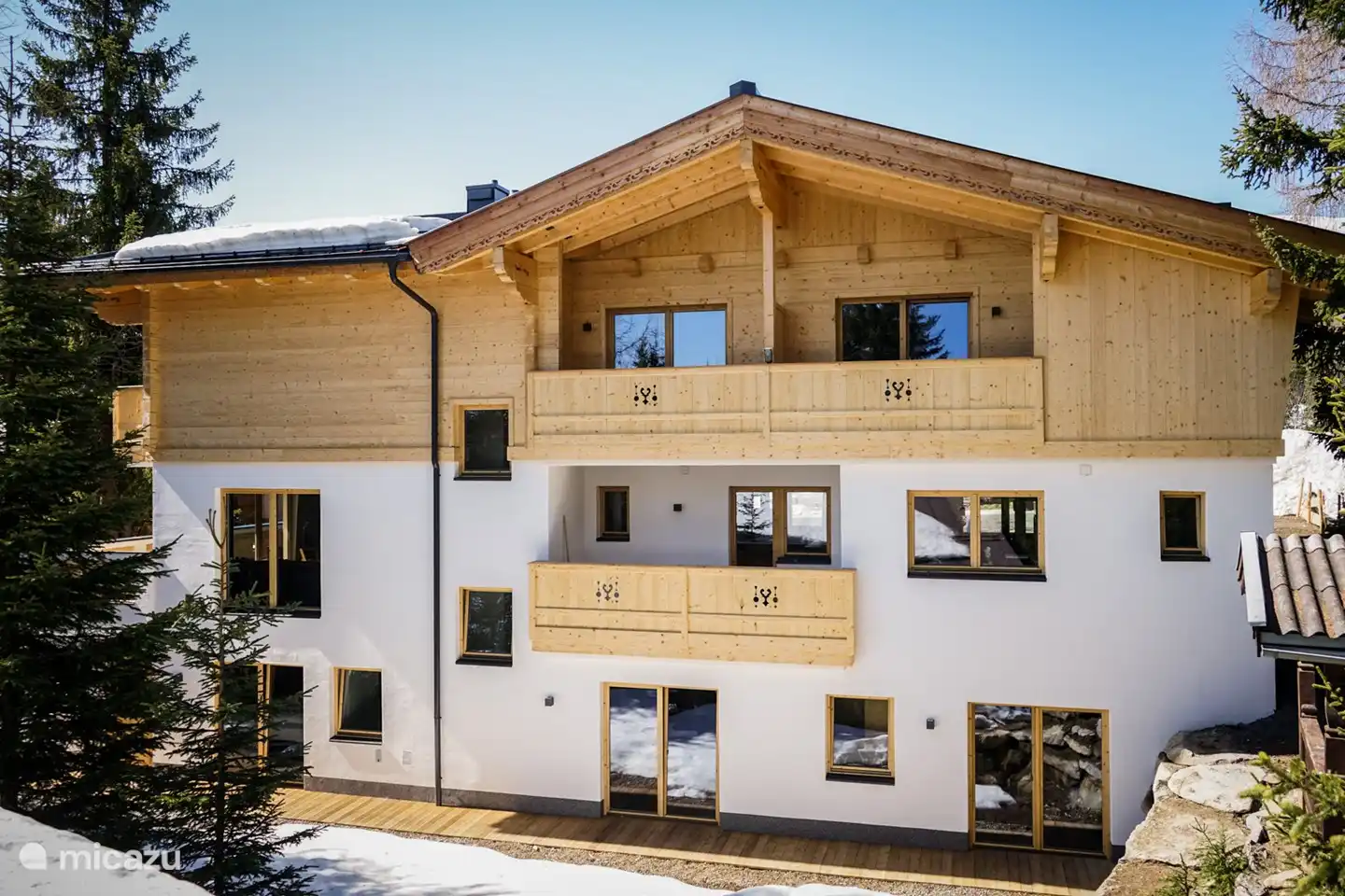 Premium Chalet für 10 Personen. 135 m2 auf drei Etagen verteilt, mit geräumigem Wohnzimmer, Wohnküche, großen Schlafzimmern, vier Badezimmern, finnischer Sauna und drei Parkplätzen.