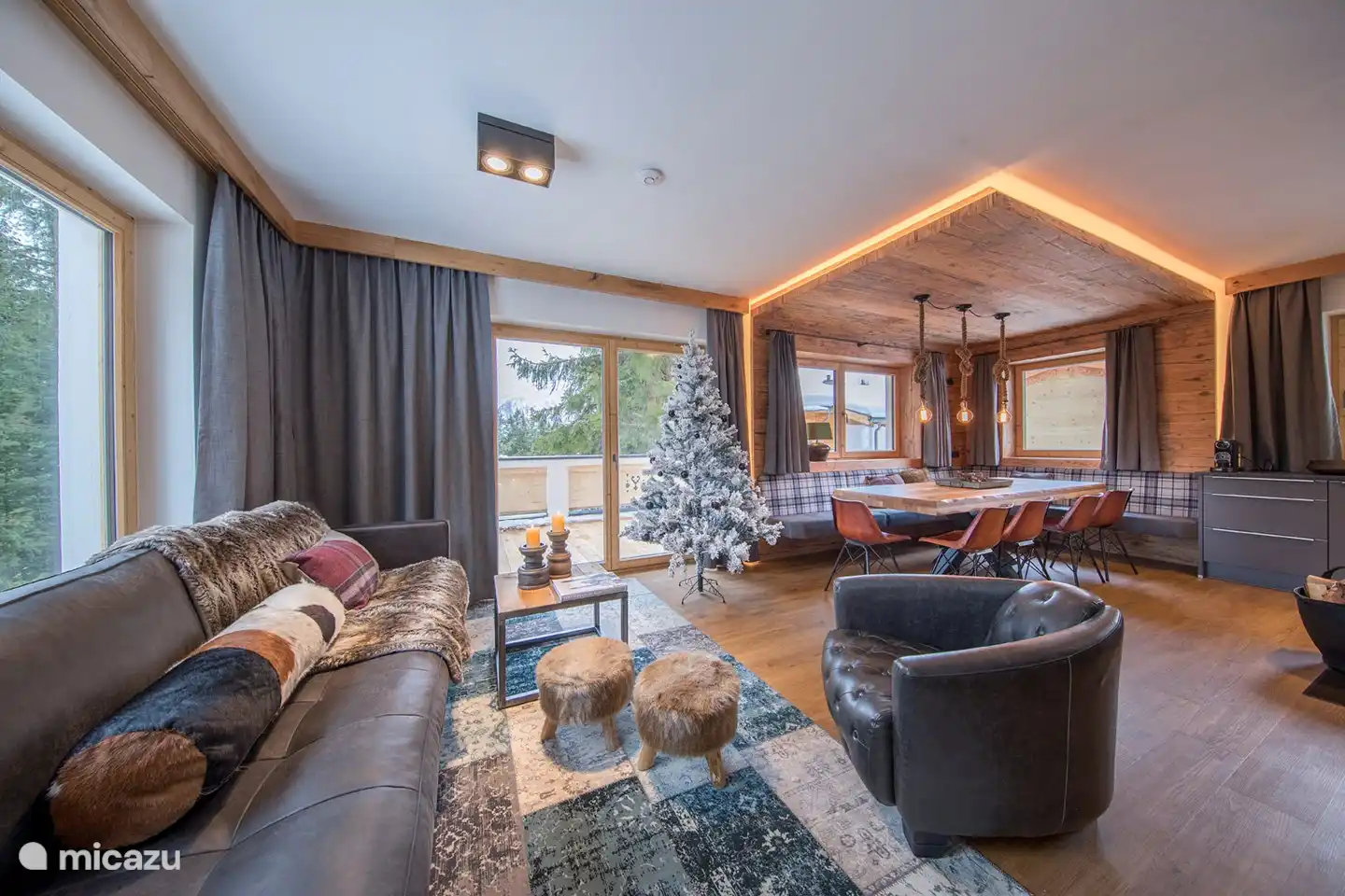 Geräumiges Wohnzimmer