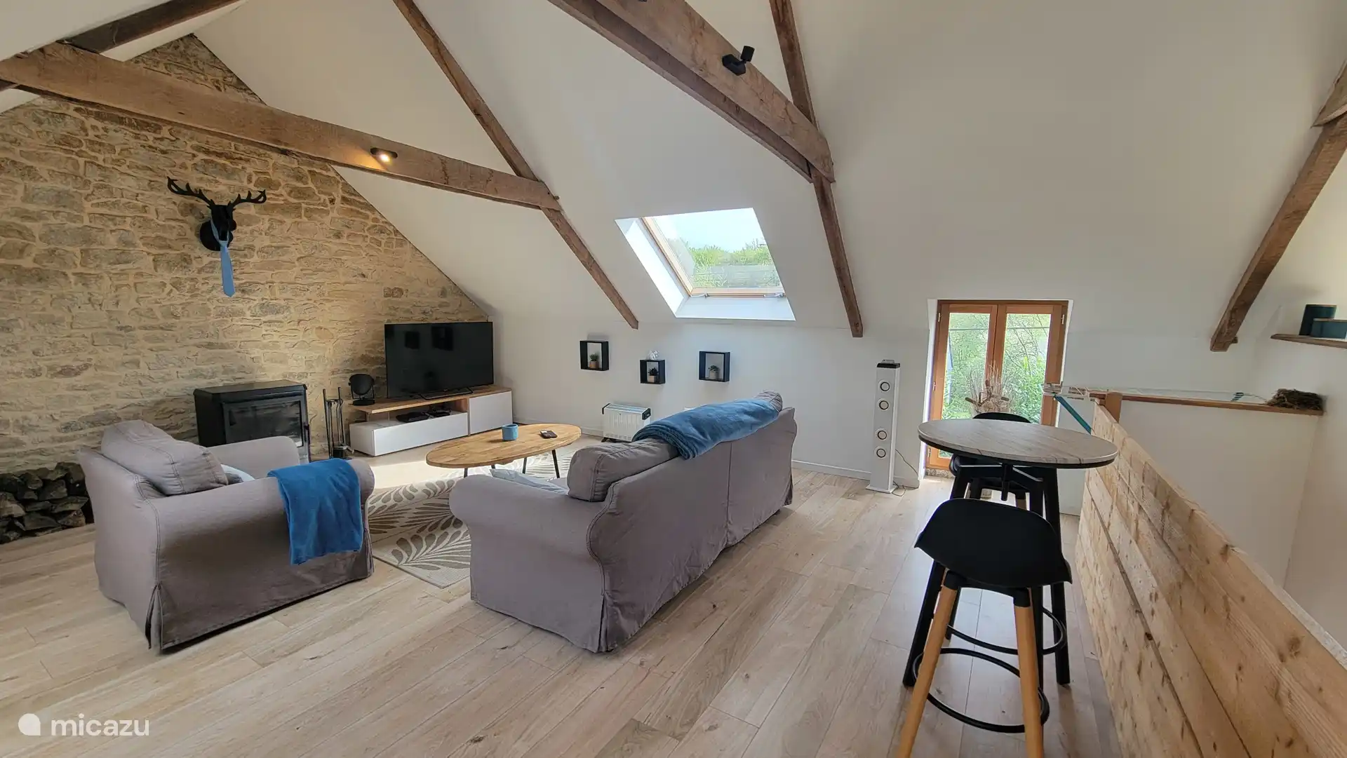 ruime open woonkamer met hoog plafond