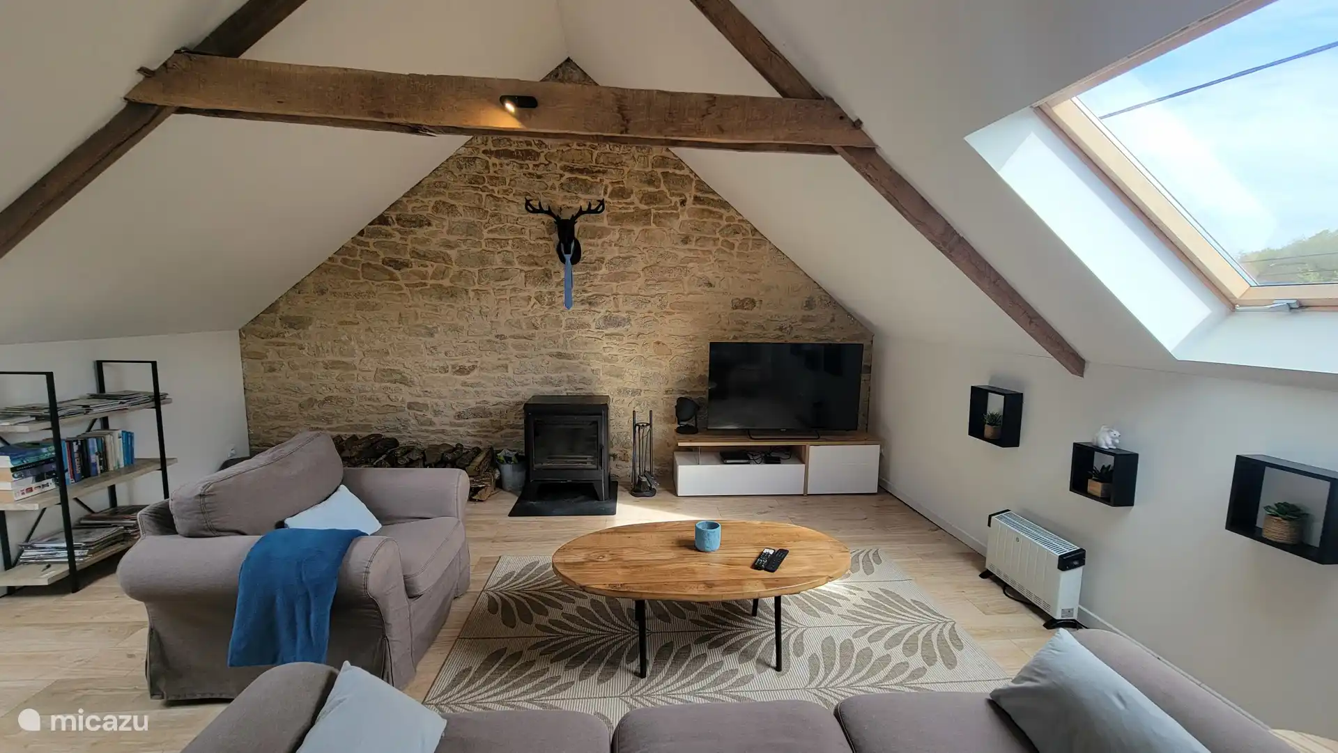 woonkamer met houtkachel