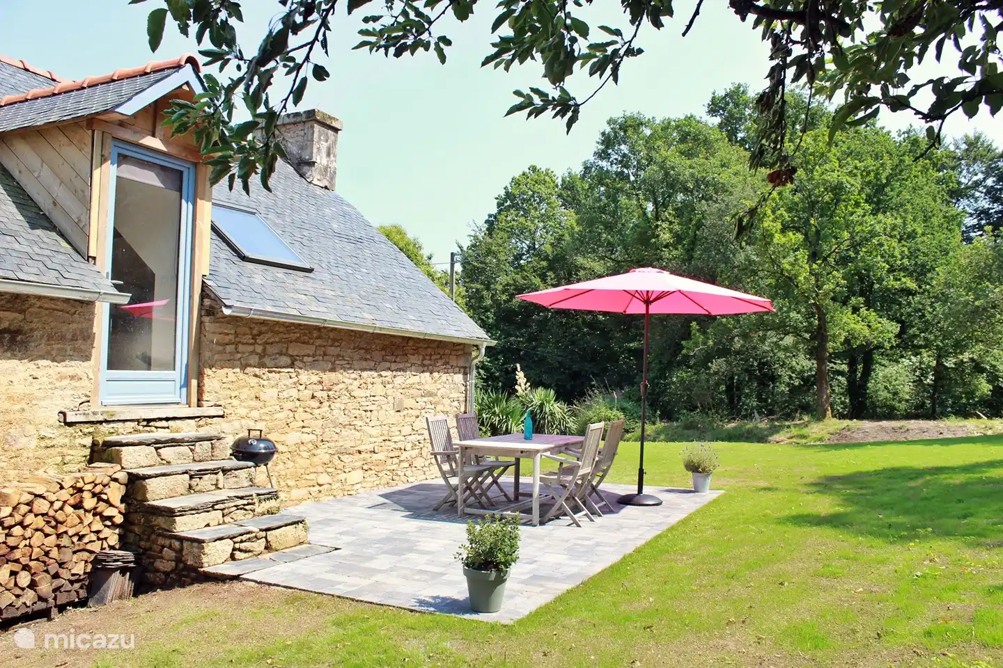 Südterrasse und großer Garten