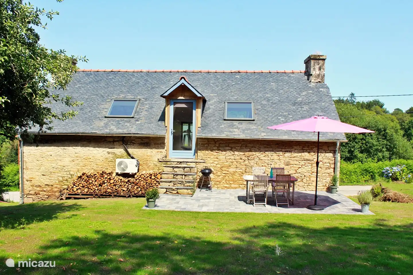 Südterrasse mit Blick in den großen Garten