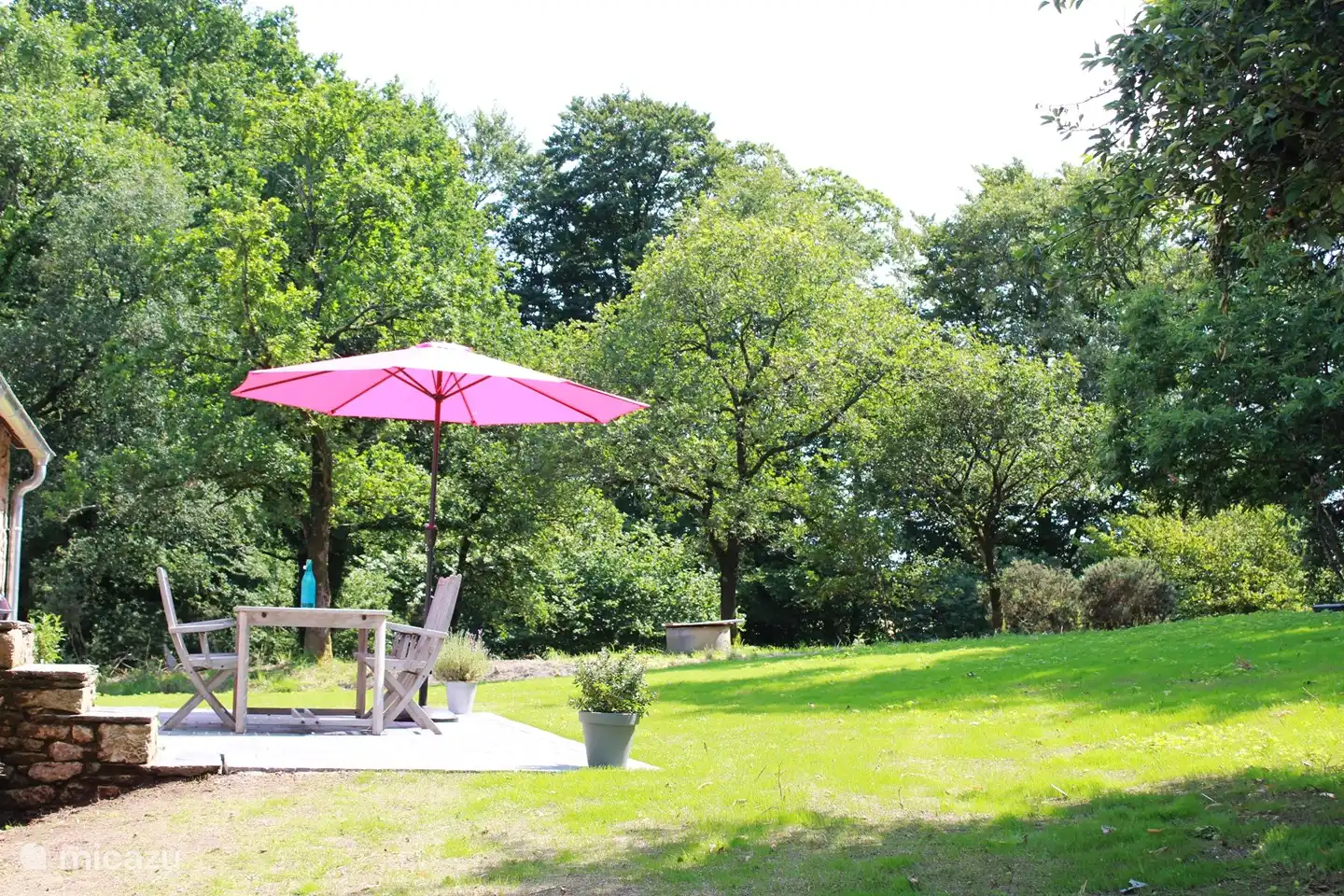 Südterrasse mit Blick über Garten und Wiese