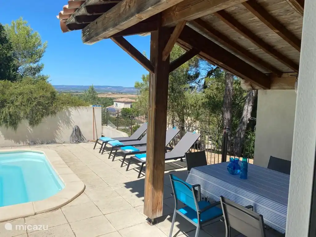 Terraza cubierta junto a la piscina