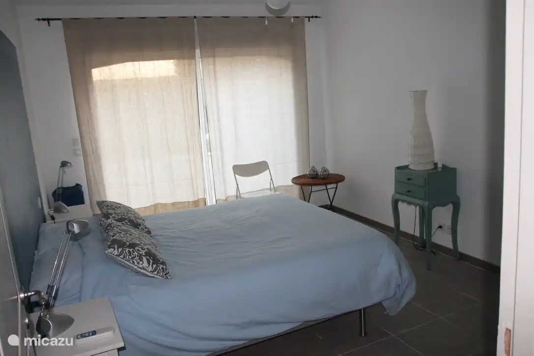 Habitación azul con vista a la piscina