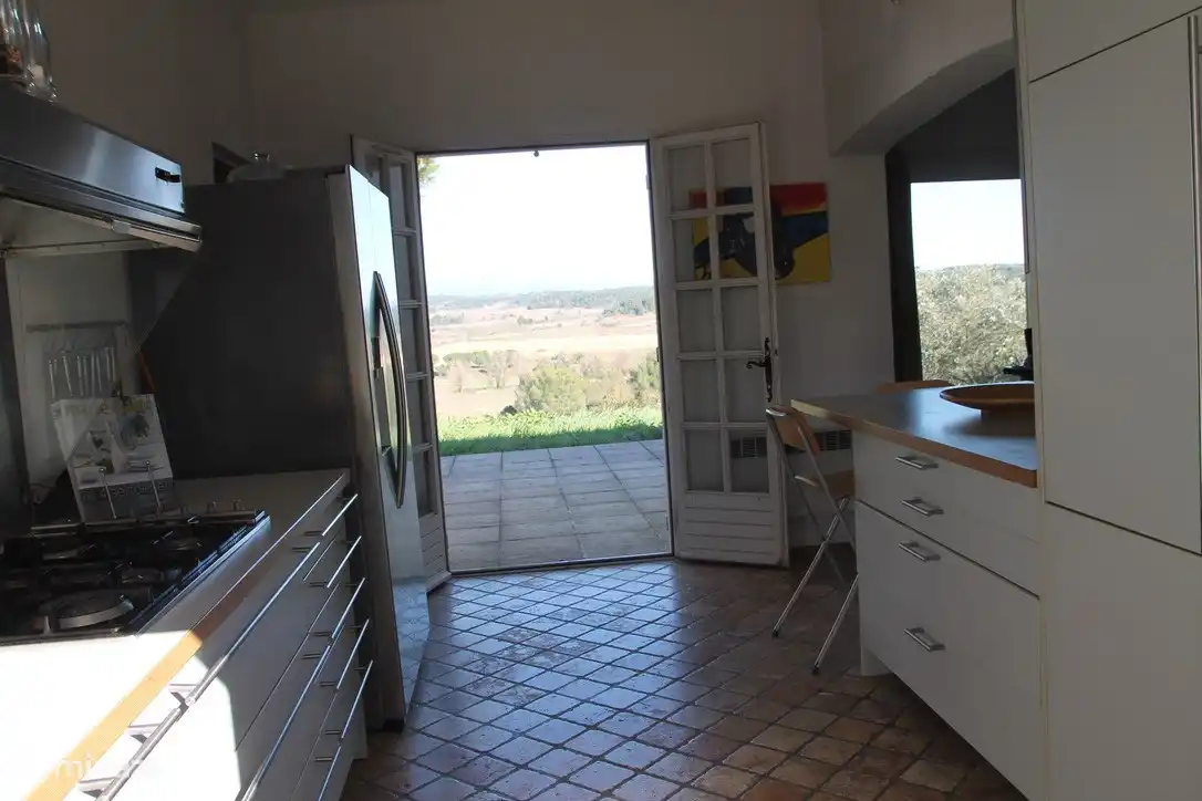 Cocina con puertas de patio a la terraza trasera