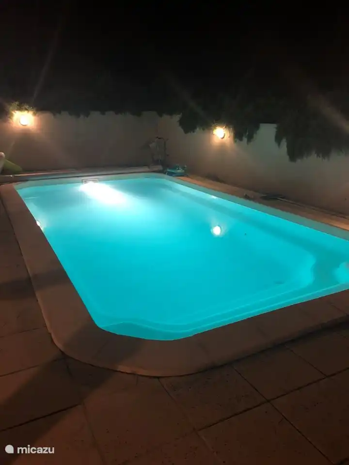 piscina iluminada